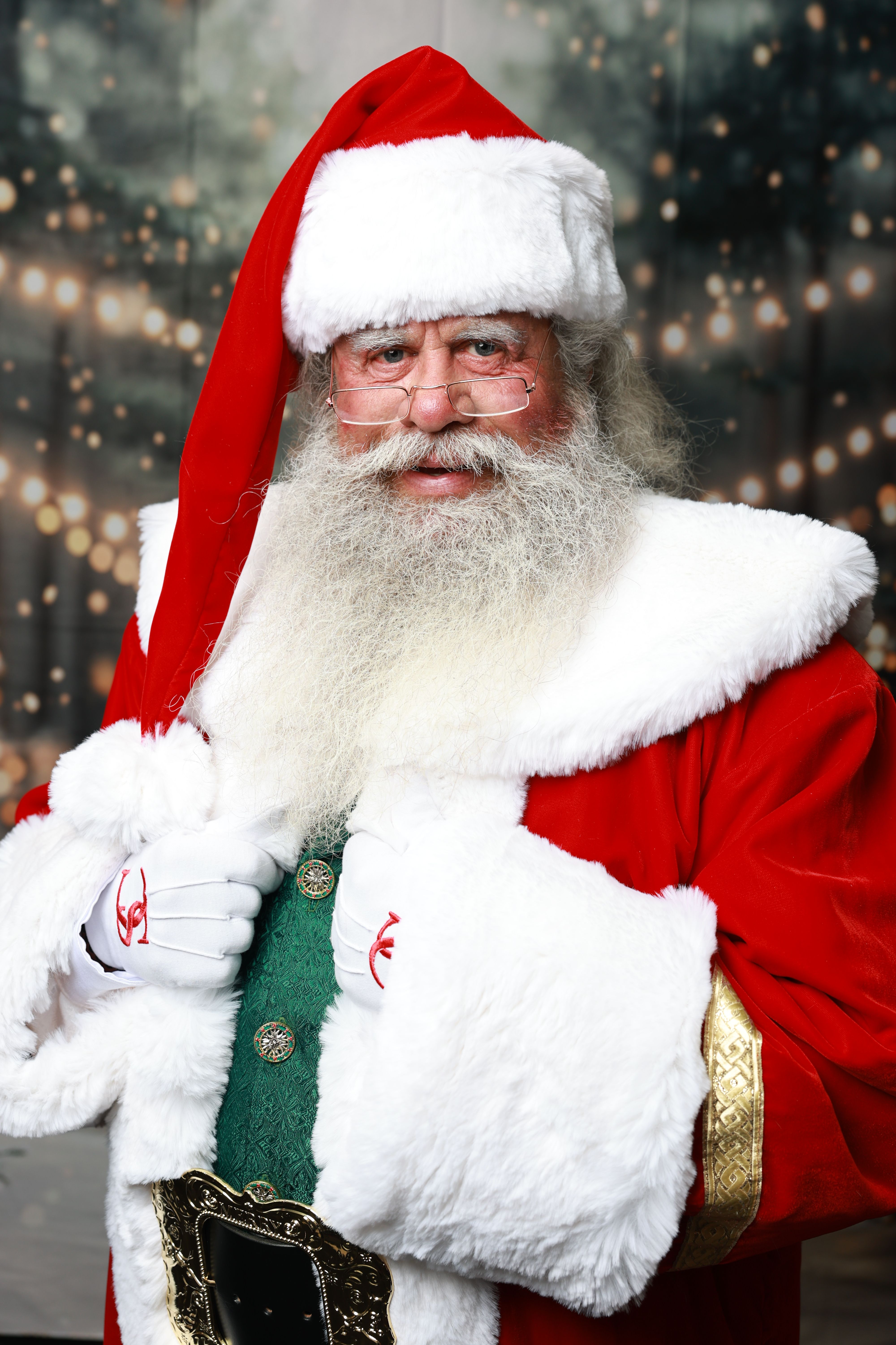 Santa Steve posing in a tropical setting